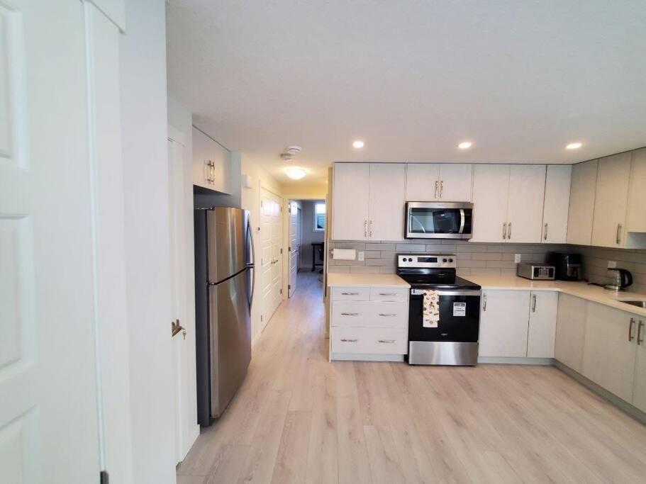 Cozy Rockland Park Unit+Parking Apartment YYC Exterior foto