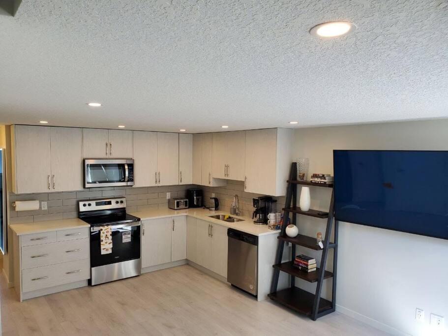 Cozy Rockland Park Unit+Parking Apartment YYC Exterior foto