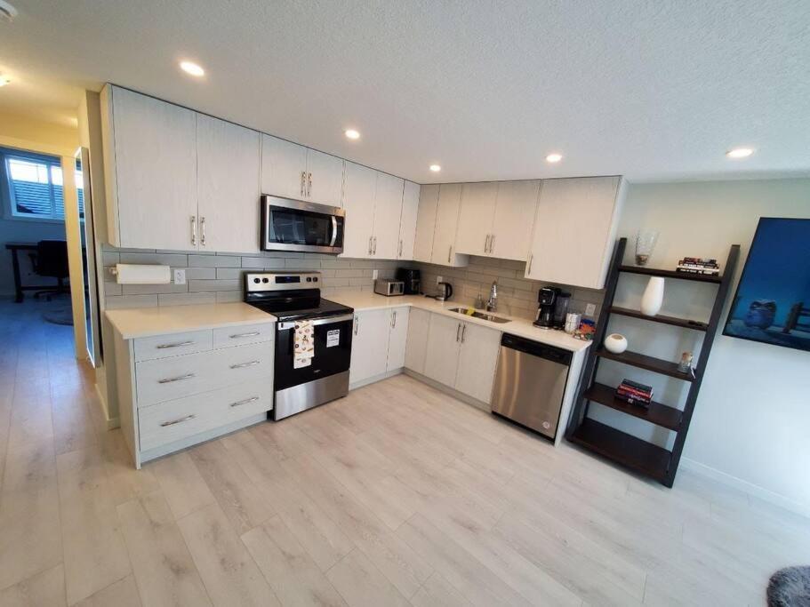Cozy Rockland Park Unit+Parking Apartment YYC Exterior foto