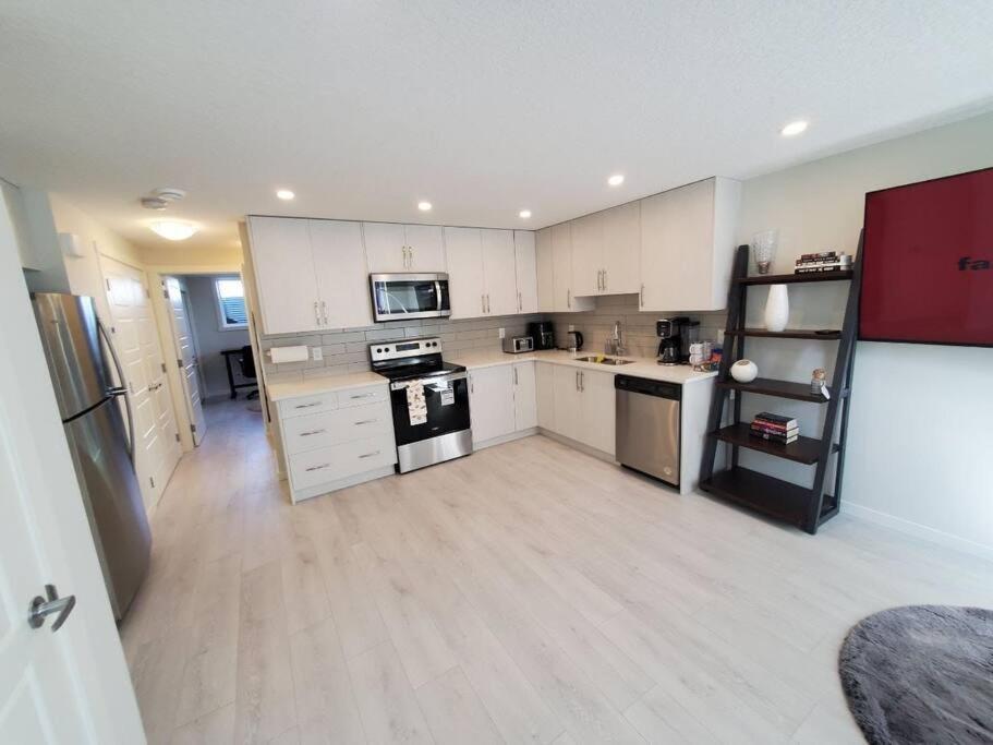 Cozy Rockland Park Unit+Parking Apartment YYC Exterior foto