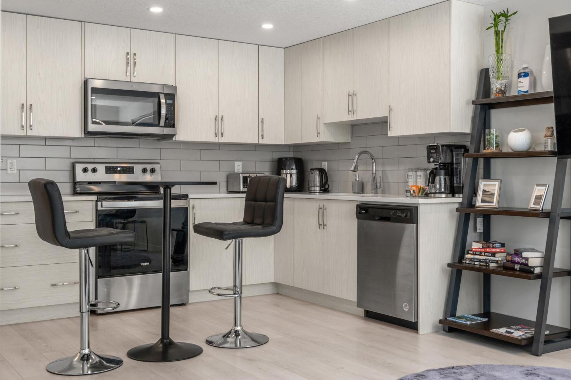 Cozy Rockland Park Unit+Parking Apartment YYC Exterior foto