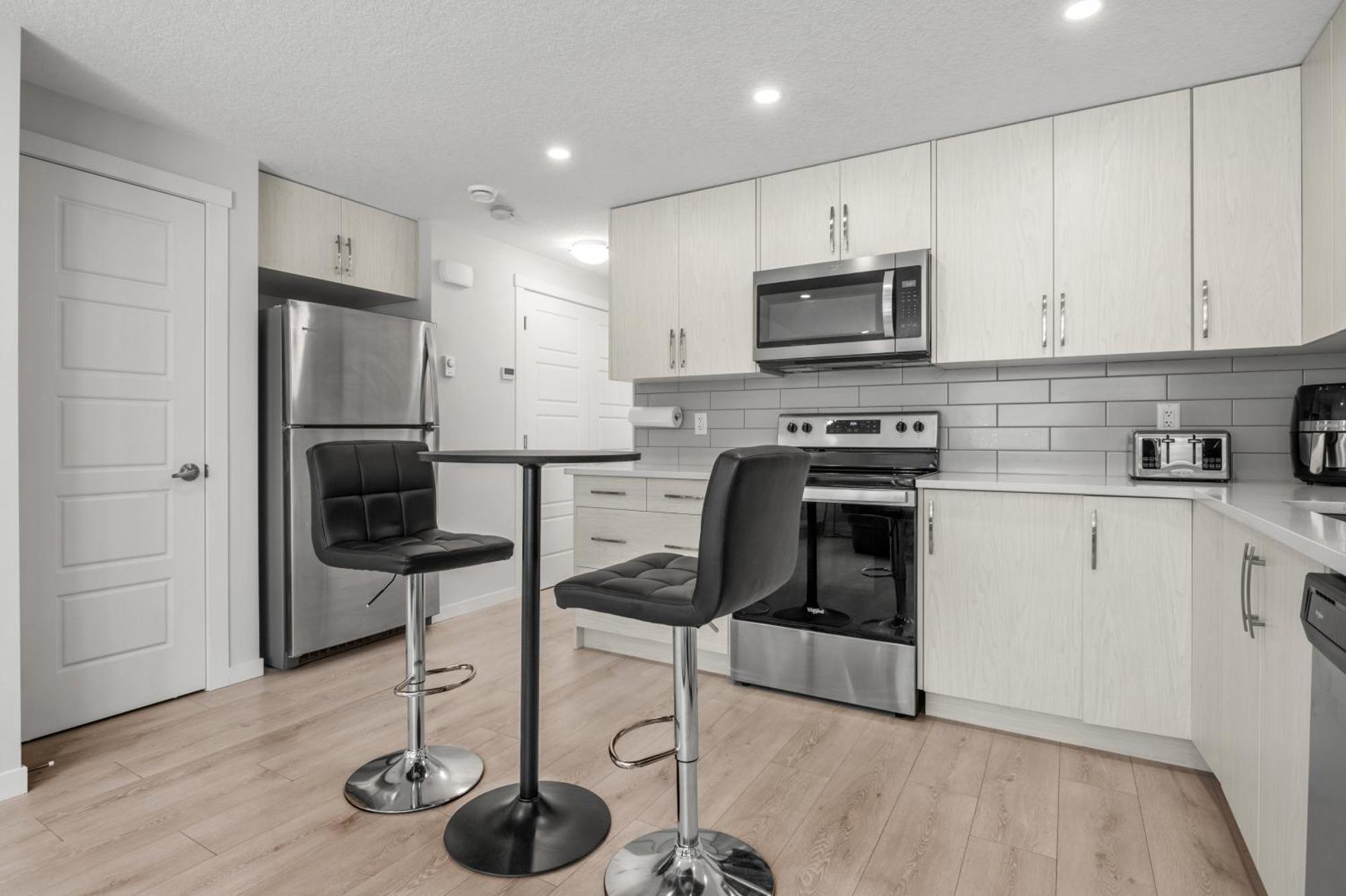 Cozy Rockland Park Unit+Parking Apartment YYC Exterior foto