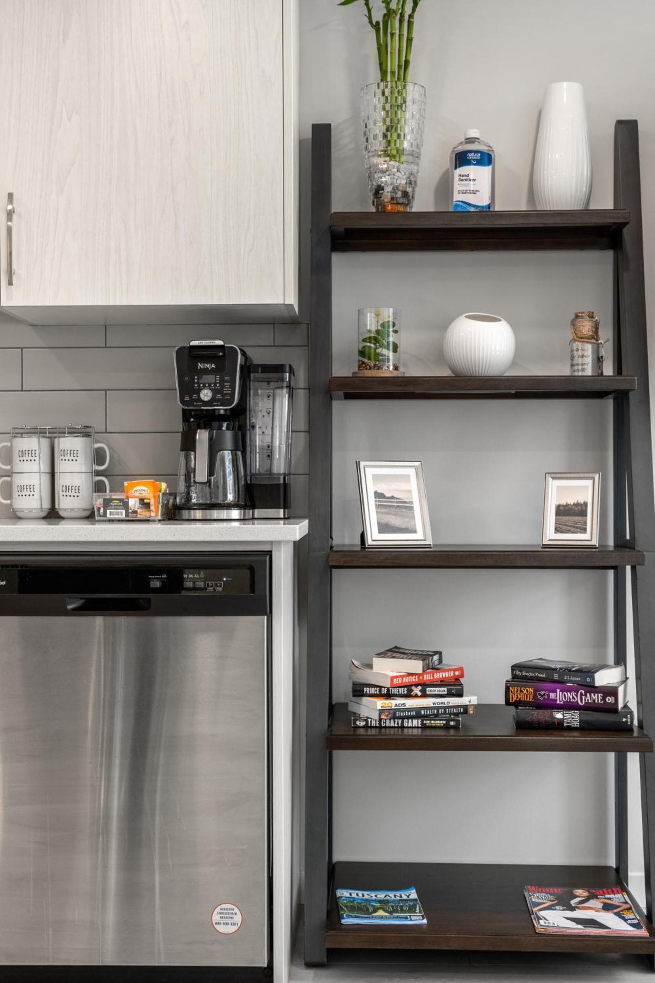 Cozy Rockland Park Unit+Parking Apartment YYC Exterior foto